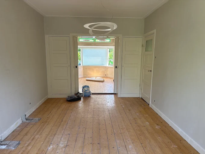 Klassieke kamer met en-suite deuren en houten vloer