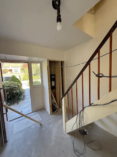 Entree met trapopgang tijdens renovatie