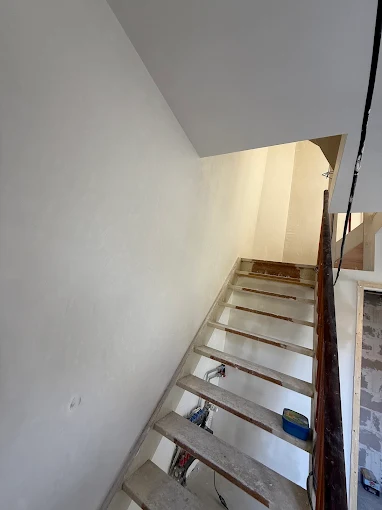 Donker geschilderd interieur met matte, egale wandafwerking