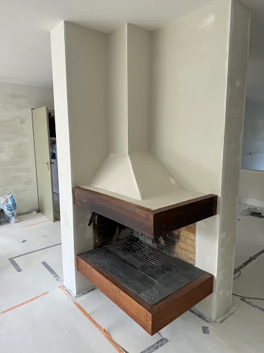 Gestucte schouw met houten balken
