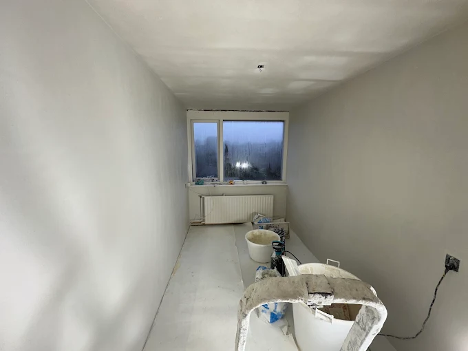 Slaapkamer met egaal gestucte wanden en plafond