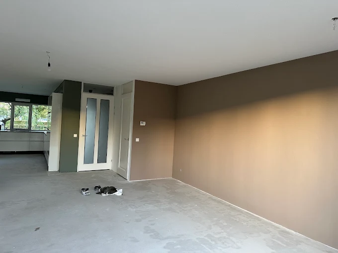 Woonkamer met bruin gespoten wand en wit plafond