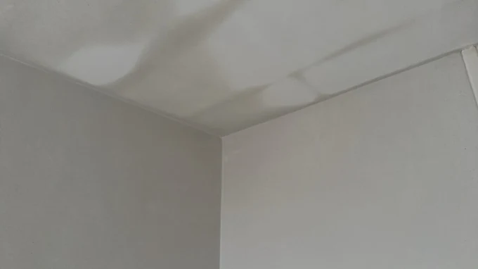 Detail van een strak afgewerkte stucwand