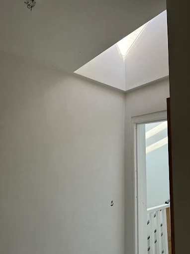 Gestucte lichtkoepelschacht met scherpe hoeken