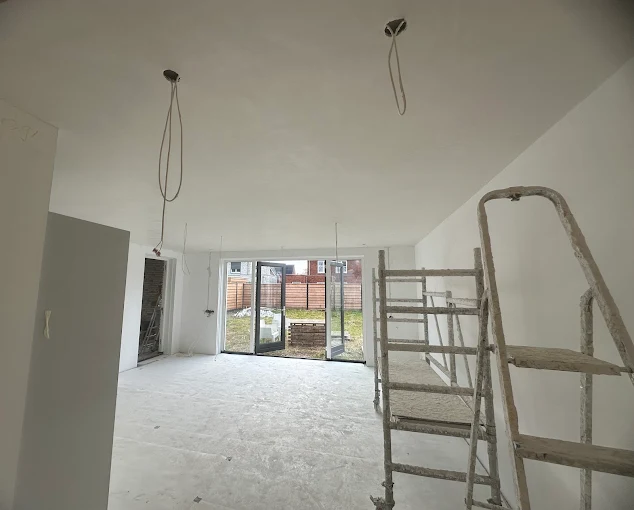 Nieuwbouwinterieur met vers gestucte wanden en plafond
