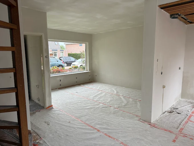 Verouderde wand met beschadigd stucwerk voor renovatie