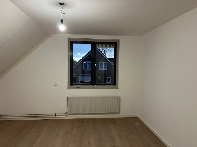 Woonkamer met perfect gladde wanden en plafond